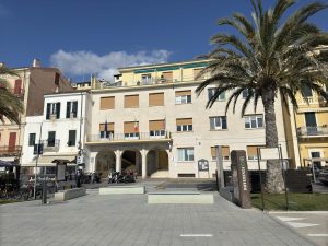 Immagine del Palazzo Comunale ripresa dalla pista ciclabile